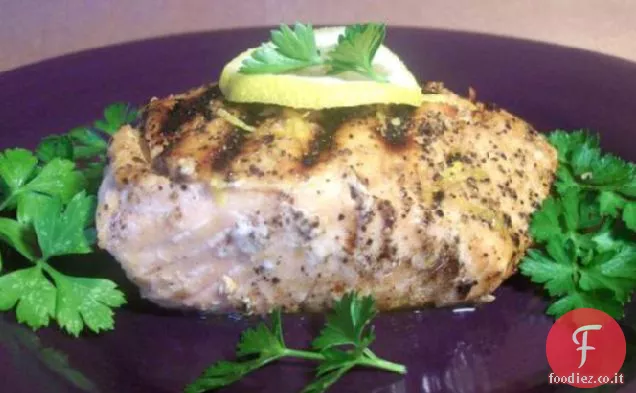 Salmone infuso agli agrumi con una crosta di pepe agli agrumi.