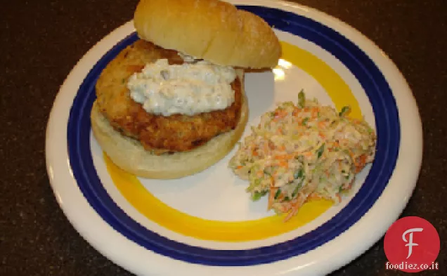 Hamburger di salmone con salsa di yogurt e aneto