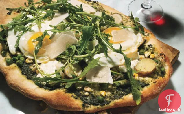Focaccia con rucola, asparagi e uova fritte