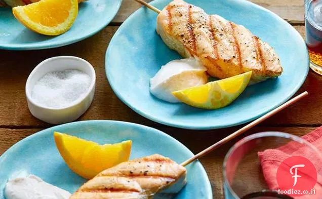 Spiedini di salmone speziato con salsa allo yogurt
