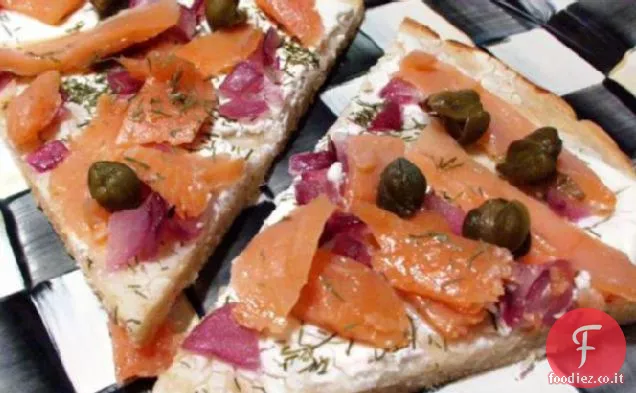 Pizza al salmone affumicato di Sam, aneto e formaggio di capra