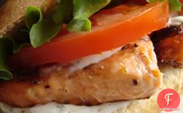 Panino al salmone alla griglia con salsa di aneto