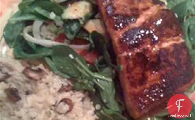 Salmone BBQ su verdure miste