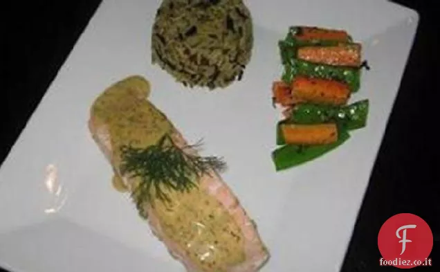 Salmone in camicia con salsa di senape e aneto