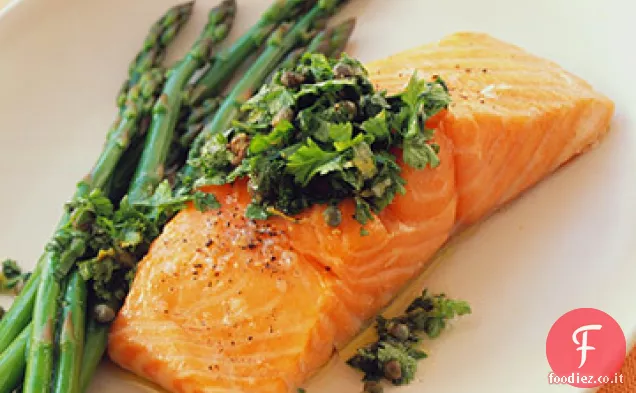 Salmone arrosto lento con gusto di cappero e erbe aromatiche