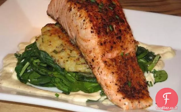 Salmone scottato su torta di patate, spinaci appassiti con salsa di Digione