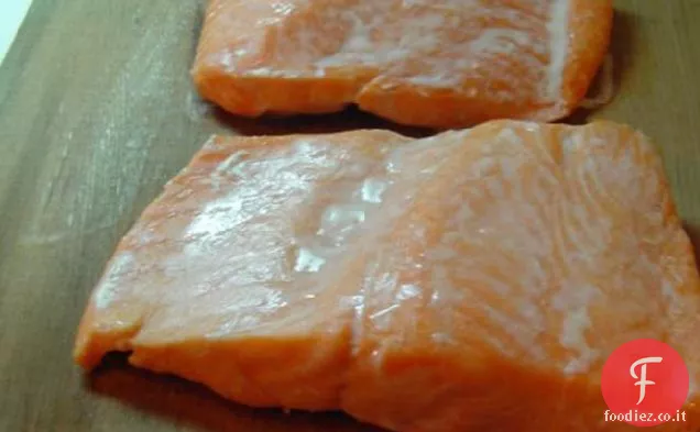 Salmone al forno su cedro con salsa di aragosta