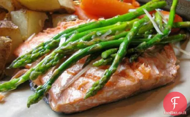 Aglio alla griglia Asparagi e salmone