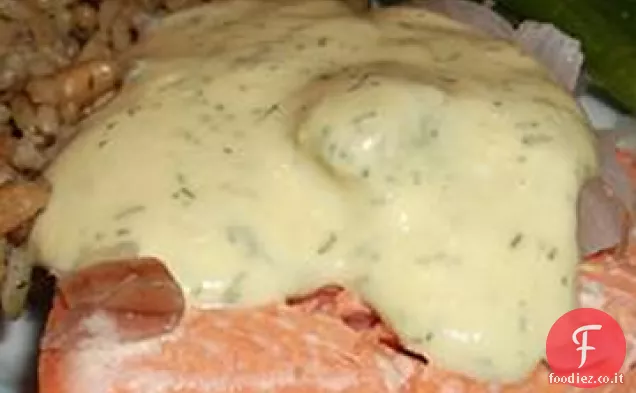 Salmone in camicia veloce con salsa di senape all'aneto