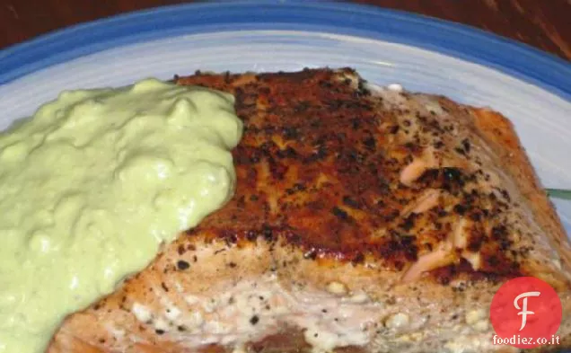 Salmone con salsa di avocado cremosa