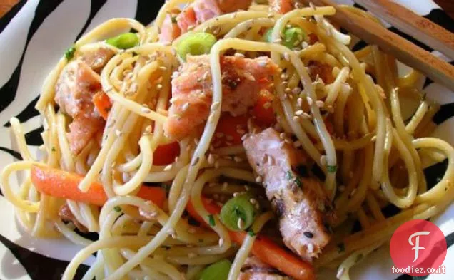 Insalata di noodle di salmone asiatico