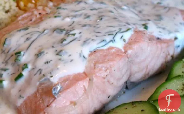 Salmone con salsa di erba cipollina e aneto