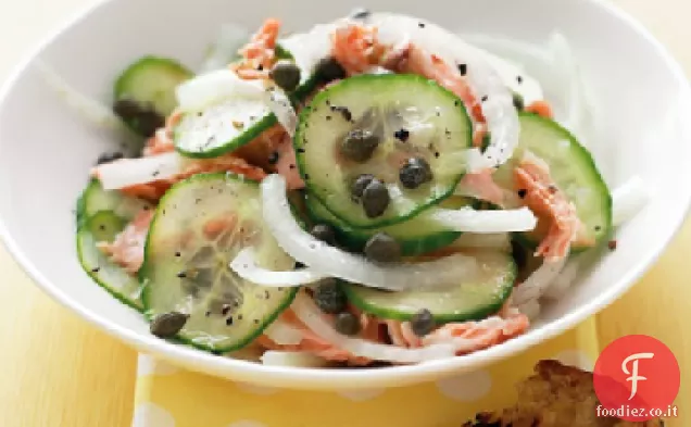 Insalata di cipolle e cetrioli con salmone