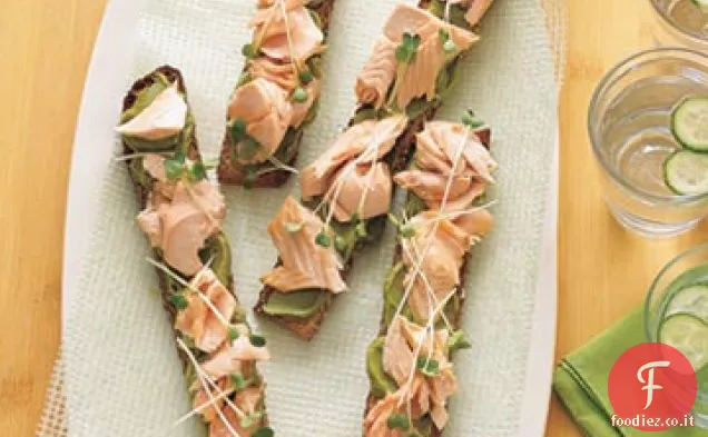 Panini al salmone a faccia aperta con diffusione di avocado-Wasabi