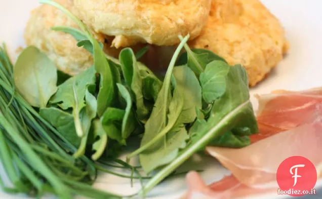 Francese in un lampo: Parmigiano e Gruyère Gougères con Jambon de Bayonne, rucola e burro di erba cipollina di Digione