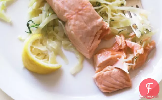 Salmone in camicia con cavolo saltato