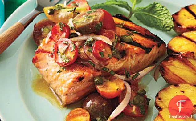 Salmerino alla griglia con Yukon Ori e pomodoro-cipolla rossa gusto