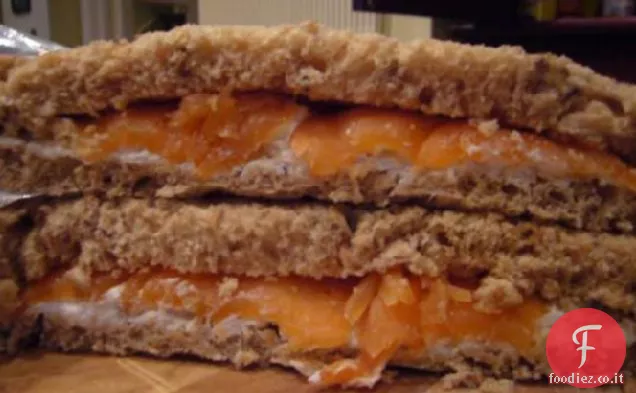 Crema di formaggio e girandole di salmone