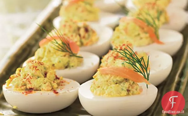 Uova alla diavola con salmone affumicato e crema di formaggio