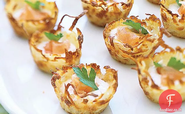 Nidi di patate con panna acida e salmone affumicato
