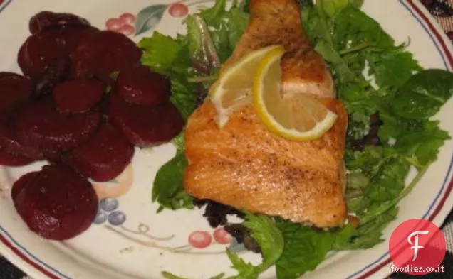 Salmone croccante con insalata di erbe