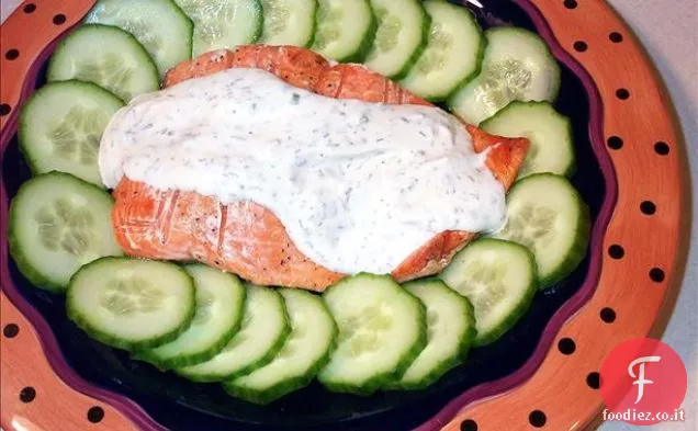 Nicoise di salmone affumicato dell'Alaska con formaggio feta sbriciolato