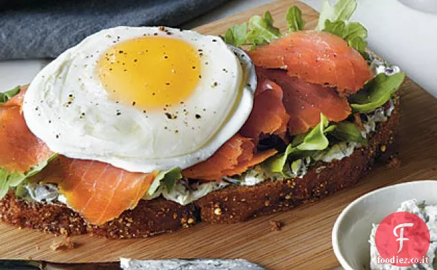 Salmone affumicato e panino all'uovo