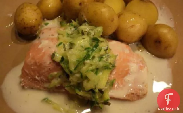 Salmone in camicia con salsa di cetrioli