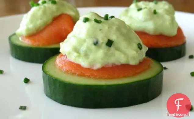 Fette di cetriolo con salmone affumicato e crema di avocado