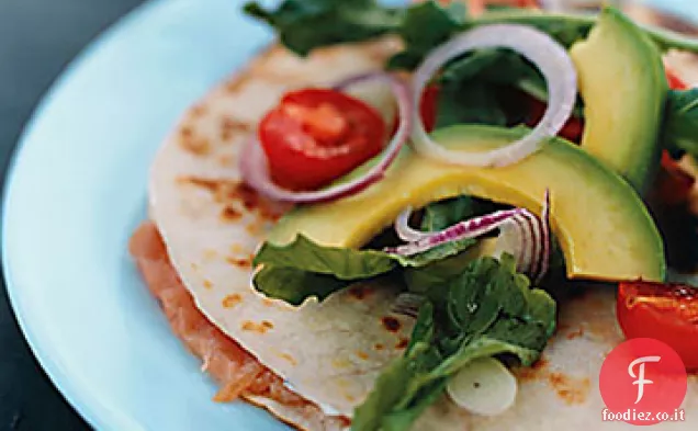 Quesadillas di salmone affumicato con pomodori caldi e rucola