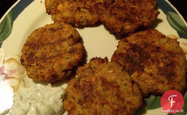 Torte di salmone più sane con salsa di lime e aneto