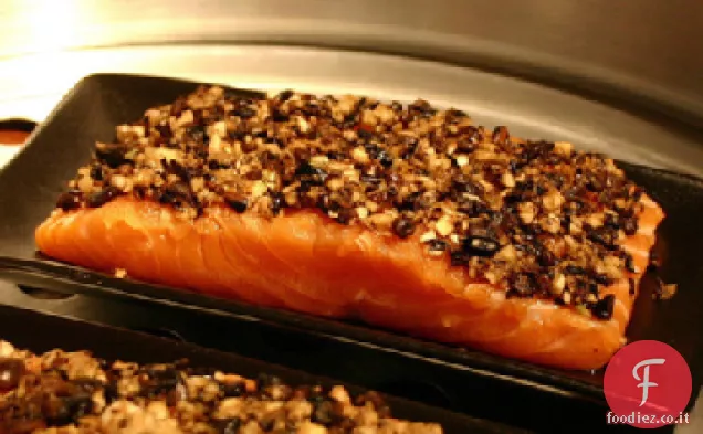 Salmone di fagioli neri e salsa