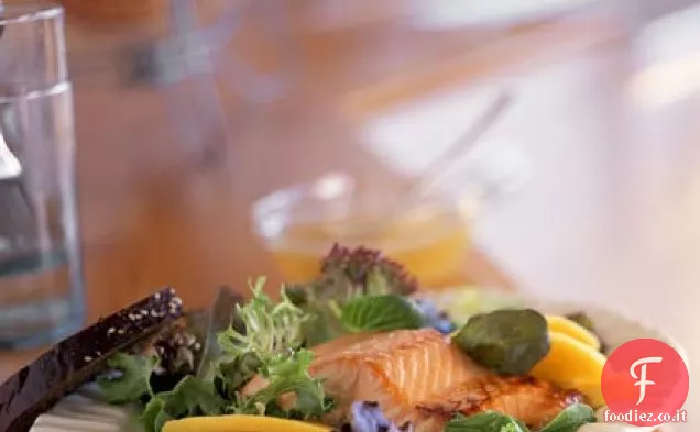 Salmone su verdure con salsa di lime e zenzero
