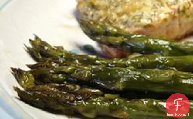 Pacchetti di salmone pergamena con asparagi