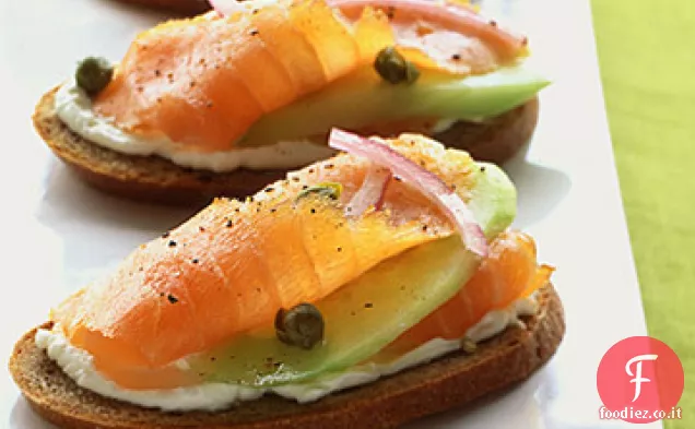 Toast di segale con salmone affumicato, cetriolo e cipolla rossa