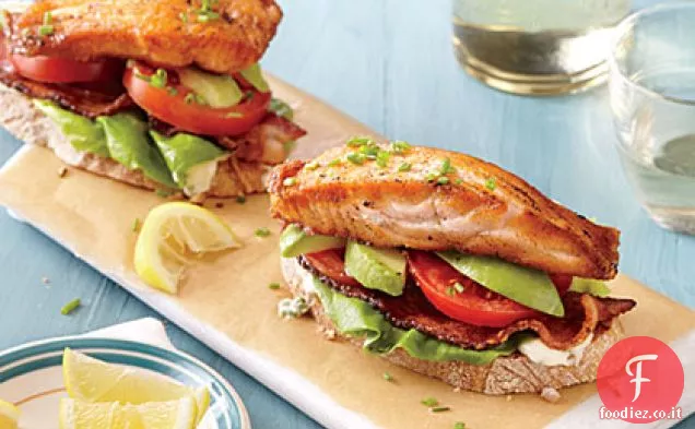 Salmone a faccia aperta e avocado BLTS