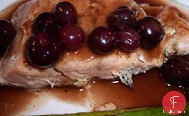 Bistecche di salmone alla griglia con salsa di mirtilli salati
