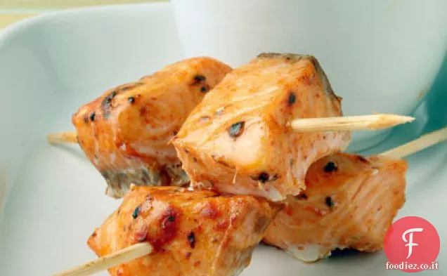 Spiedini di salmone con salsa Romesco