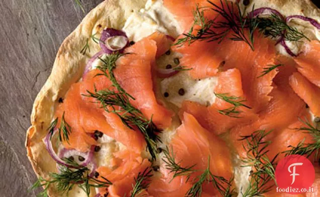 Pizza a crosta sottile di salmone affumicato