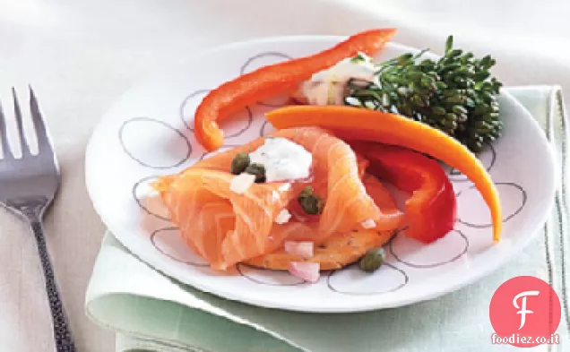 Piatto di salmone affumicato con aneto Panna acida
