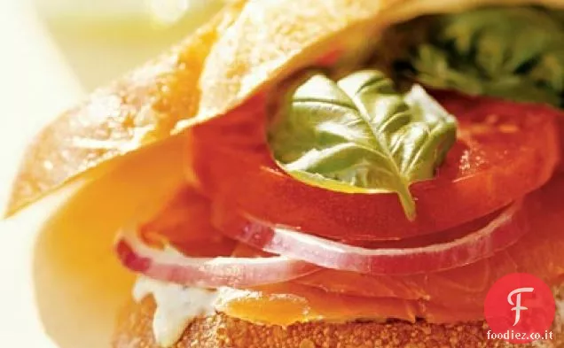 Salmone affumicato, pomodoro e panino al basilico