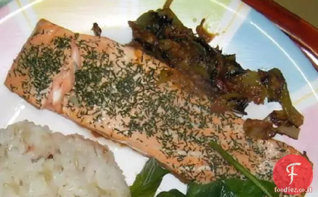 Salmone brasato con porri e aneto
