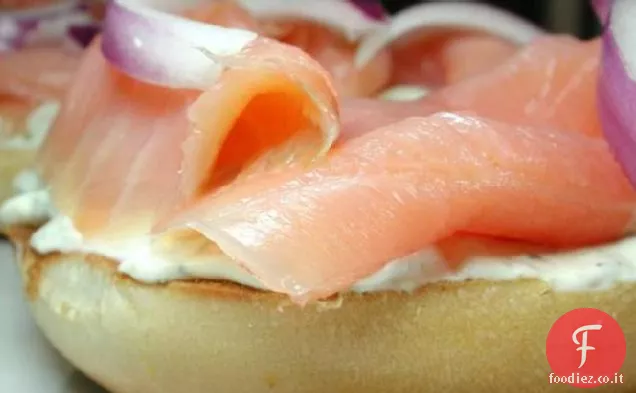 Salmone affumicato e crema di formaggio Panino aperto per uno