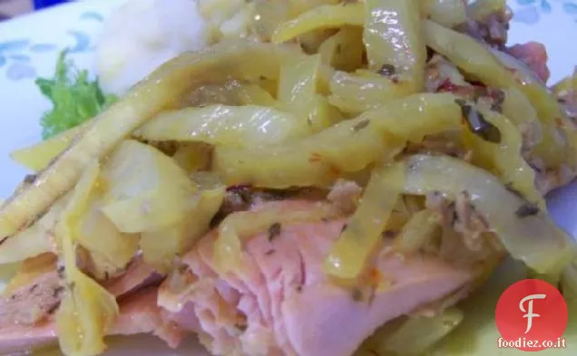 Salmone in camicia che nuota sul finocchio con zafferano e vongole