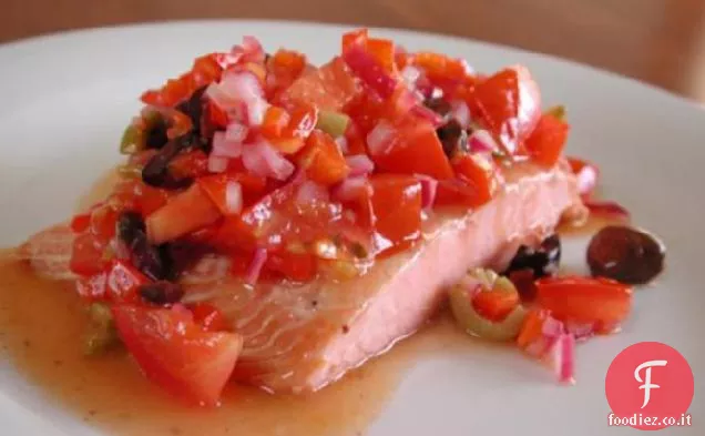 Salmone al forno con salsa di olive nere
