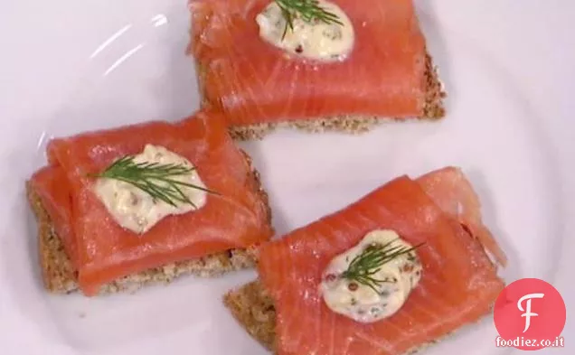 Salmone Affumicato Irlandese su Crostini di Pane integrale con Uovo Sodo Aioli