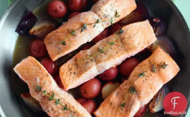 Salmone con patate e cipolle rosse