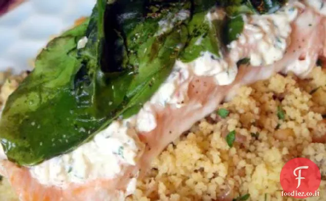Salmone con crema di formaggio, spinaci e aglio