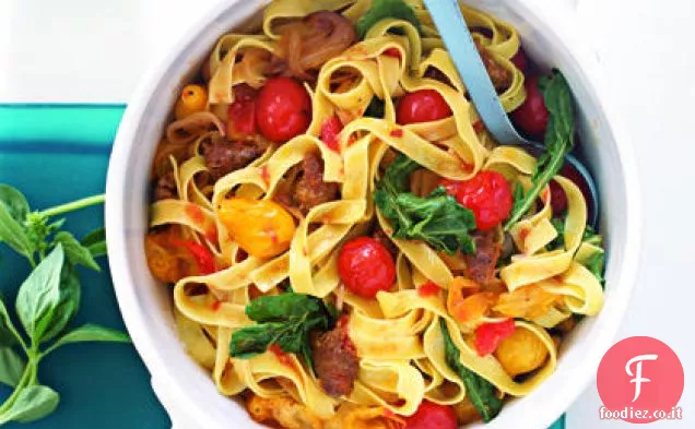 Salsiccia italiana calda e pasta al pomodoro