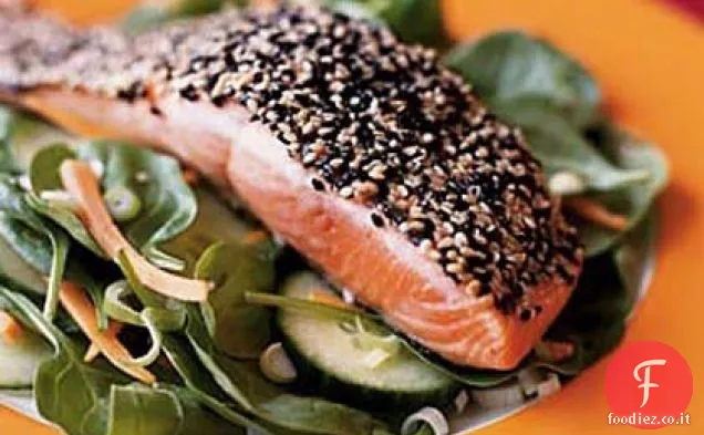 Insalata di spinaci appassiti con salmone ricoperto di sesamo